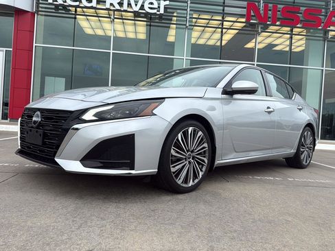 Used 2023 Nissan Altima 2.5 SL FWD image 2