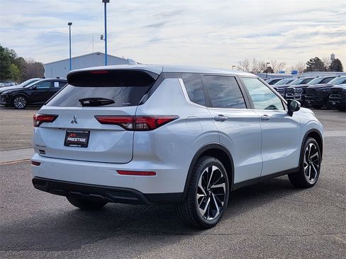 Used 2022 Mitsubishi Outlander ES image 3