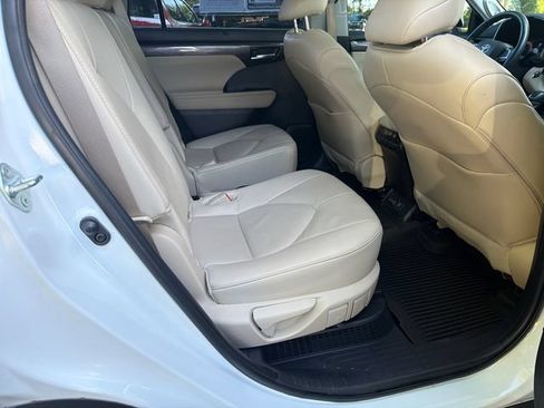 Used 2024 Toyota Highlander Limited AWD/4WD image 15