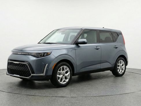 Used 2025 Kia Soul LX w/ LX Technology Package FWD image 3