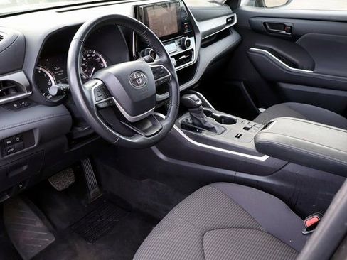 Used 2024 Toyota Highlander LE image 3