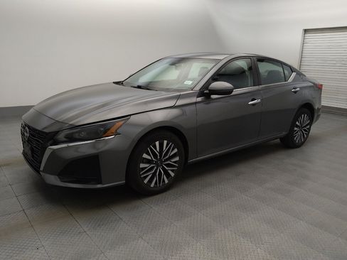 Used 2023 Nissan Altima 2.5 SV w/ SV Premium Package AWD/4WD image 2