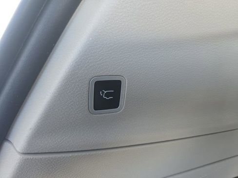 Used 2017 Chrysler Pacifica Limited w/ Advanced Safetytec Group FWD image 11