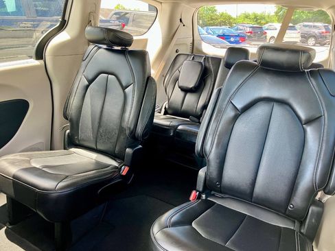 Used 2024 Chrysler Pacifica Touring-L FWD image 13