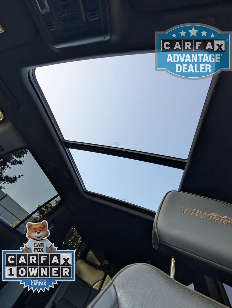 Used 2024 Chevrolet Suburban High Country AWD/4WD image 13
