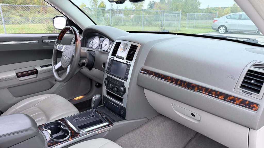 Used 2009 Chrysler 300 C RWD image 10