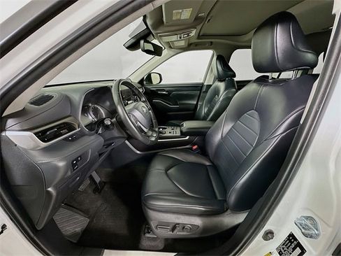 Used 2023 Toyota Highlander XLE image 30