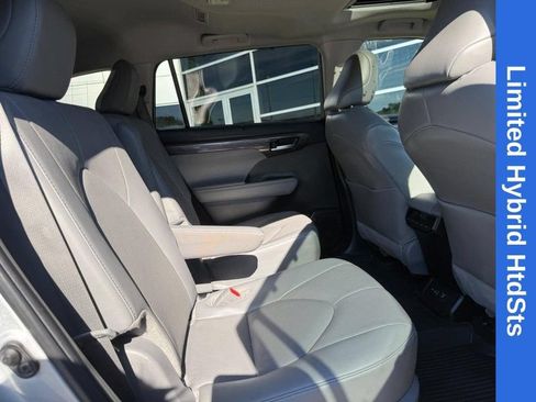 Used 2024 Toyota Highlander Limited FWD image 12