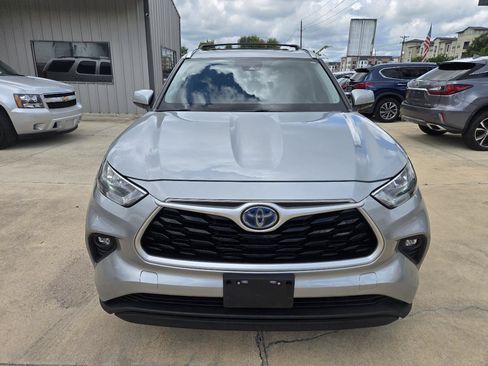 Used 2020 Toyota Highlander XLE AWD/4WD image 2
