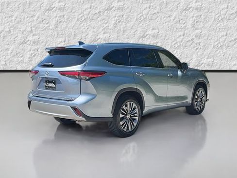 Used 2020 Toyota Highlander Platinum FWD image 3