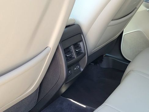 Used 2023 Cadillac XT4 Luxury w/ Cold Weather Package FWD image 19