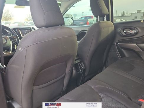 Used 2019 Jeep Cherokee Latitude w/ Cold Weather Group AWD/4WD image 10