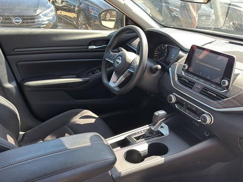 Used 2025 Nissan Altima 2.5 SV FWD image 30