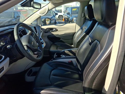Used 2023 Chrysler Pacifica Touring-L image 22