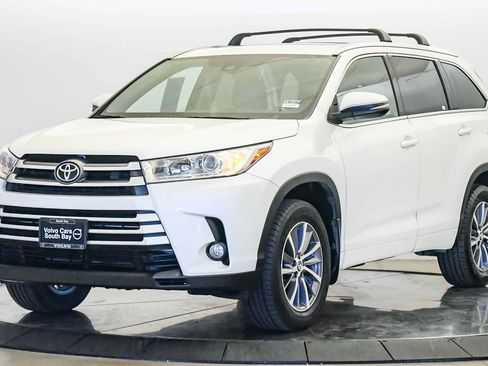 Used 2017 Toyota Highlander XLE w/ Preferred Accessory Package AWD/4WD image 1