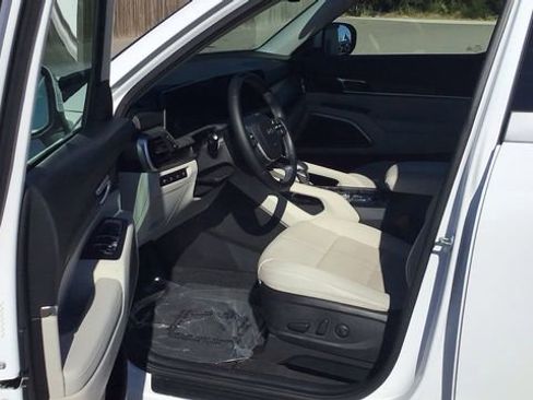 Used 2024 Kia Telluride EX w/ EX Captain's Chair Package image 15