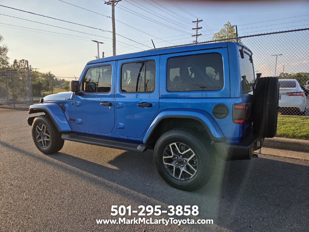 Used 2025 Jeep Wrangler Unlimited Sahara AWD/4WD image 5