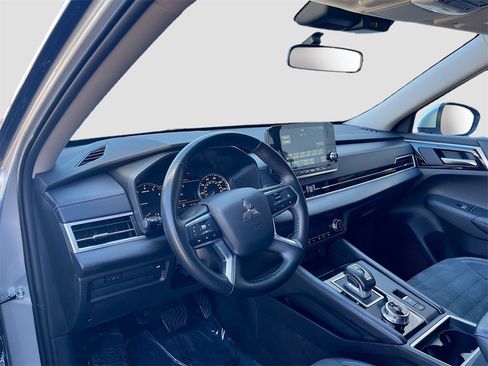 Used 2024 Mitsubishi Outlander FWD image 11