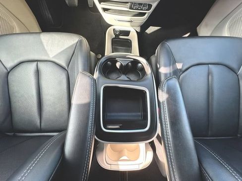 Used 2024 Chrysler Pacifica Touring-L FWD image 33