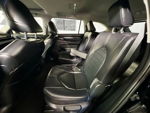 Used 2023 Toyota Highlander XLE image 28