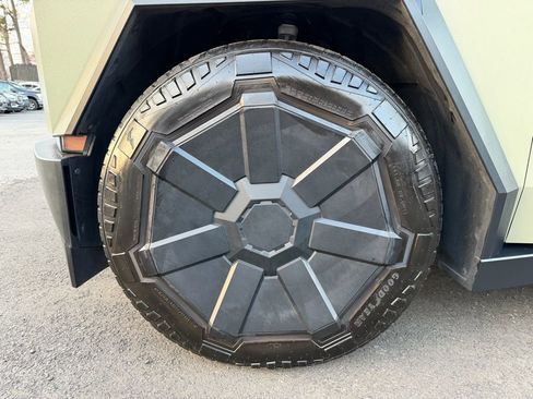 Used 2024 Tesla Cybertruck AWD Crew Cab image 8