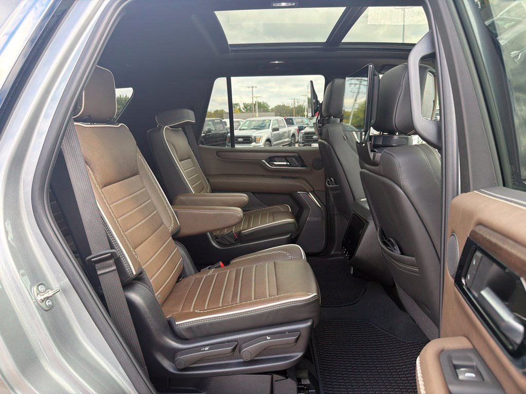 Used 2025 GMC Yukon Denali Ultimate w/ LPO, Floor Liner Package AWD/4WD image 12