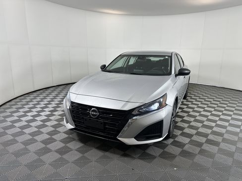 Used 2024 Nissan Altima 2.5 SV image 2