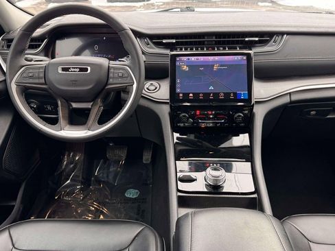 Used 2024 Jeep Grand Cherokee Limited image 3