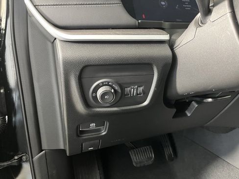 Used 2025 Jeep Grand Cherokee Limited image 19