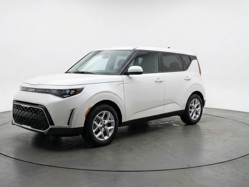 Used 2025 Kia Soul LX w/ LX Technology Package image 3