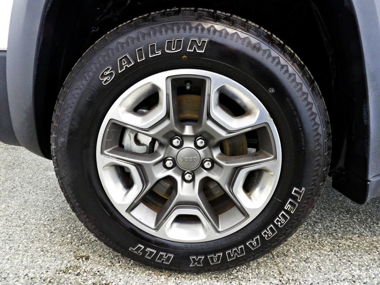 Used 2019 Jeep Cherokee Trailhawk AWD/4WD image 18
