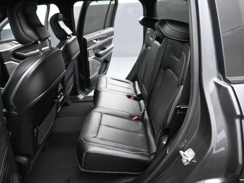 Used 2022 Jeep Grand Cherokee Overland w/ Luxury Tech Group IV AWD/4WD image 13