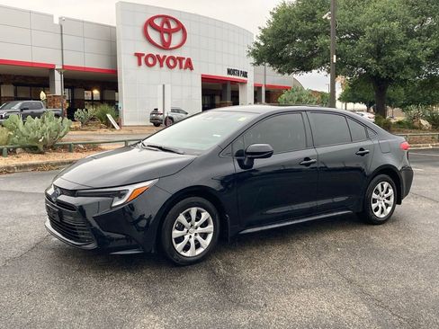 Used 2025 Toyota Corolla LE image 1