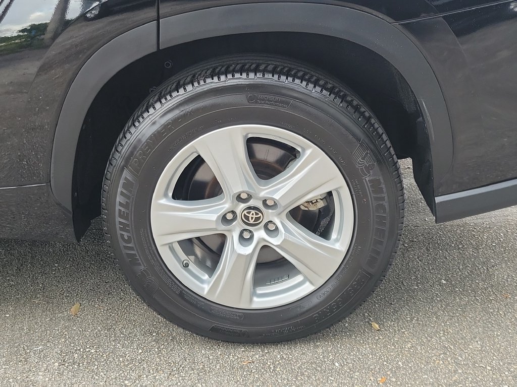 Used 2024 Toyota Highlander LE FWD image 5