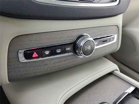 Certified 2025 Volvo XC90 B6 Plus AWD/4WD image 30