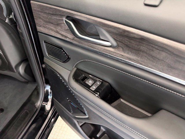Used 2023 Jeep Grand Cherokee Overland w/ Advanced Protech Group III AWD/4WD image 27