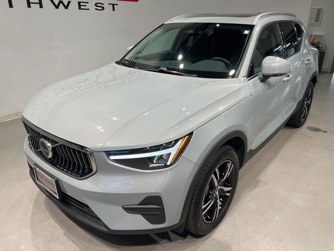 Used 2025 Volvo XC40 B5 Core image 11