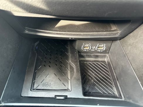 Used 2025 Chrysler Pacifica Limited image 30