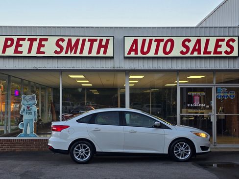 Used 2017 Ford Focus SE image 2