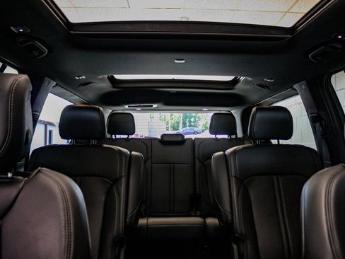 Certified 2025 Jeep Wagoneer Series II AWD/4WD image 9