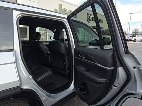 New 2025 Jeep Grand Cherokee Laredo image 18