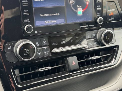 Used 2022 Toyota Highlander XLE AWD/4WD image 23