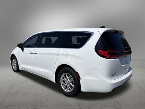 Used 2025 Chrysler Pacifica Select FWD image 3
