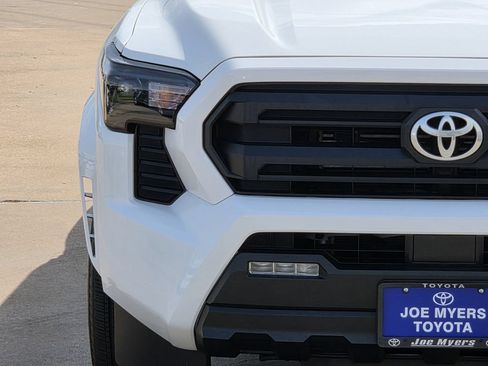 Used 2025 Toyota Tacoma SR5 AWD/4WD image 5