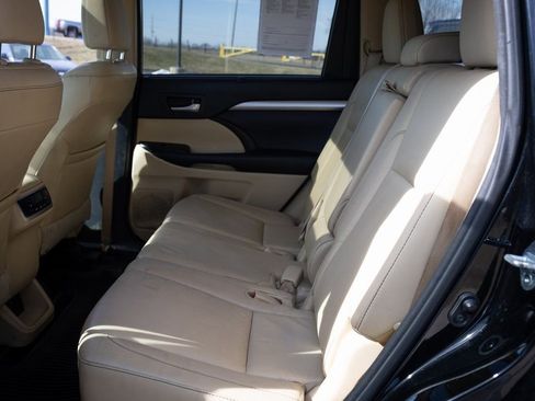 Used 2016 Toyota Highlander XLE image 18