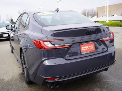 Used 2025 Toyota Camry SE w/ Convenience Package image 9