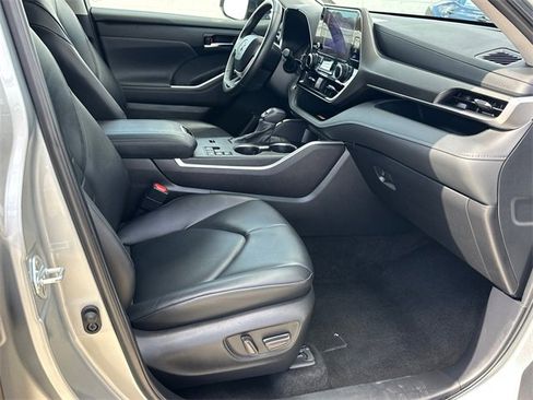 Certified 2024 Toyota Highlander XLE image 9