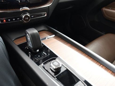 Used 2023 Volvo XC60 T8 Plus image 33