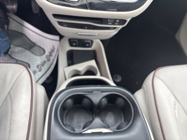 Used 2017 Chrysler Pacifica Limited w/ UConnect Theater Package FWD image 13