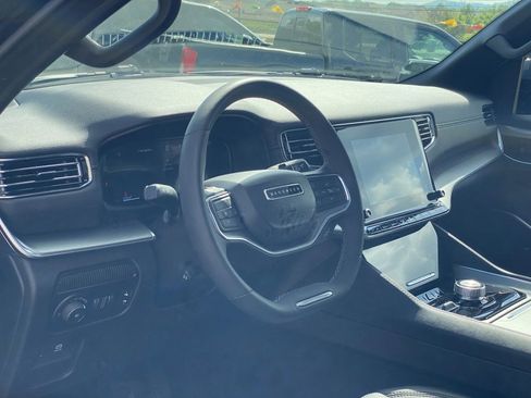 Used 2024 Jeep Wagoneer L Series II image 12